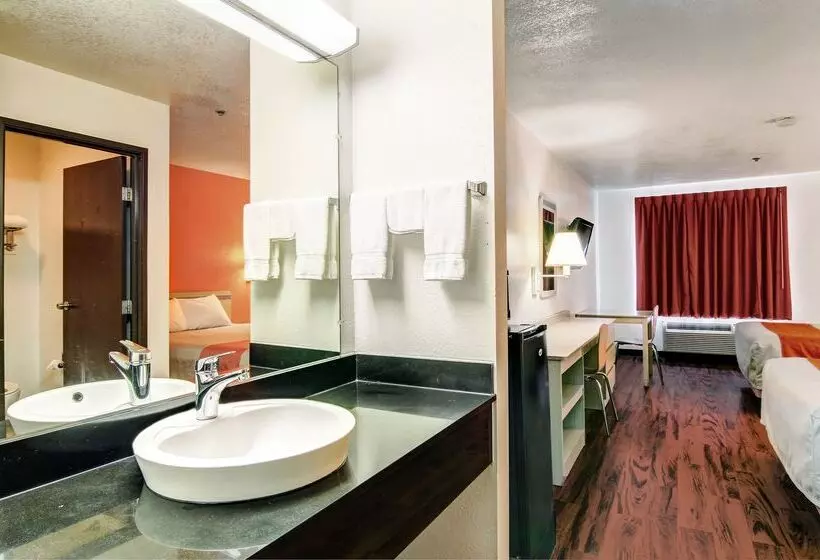 Motel 6  Columbia