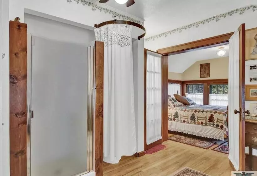 Robins Nest Bed & Breakfast