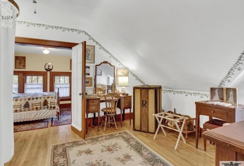 Robins Nest Bed & Breakfast