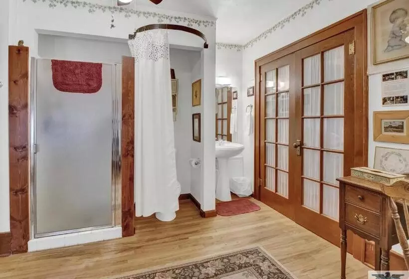 Robins Nest Bed & Breakfast