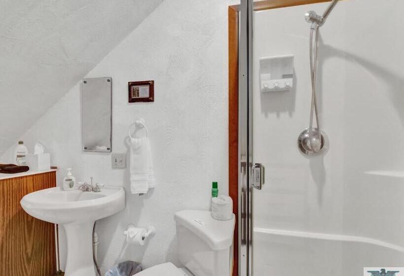 Robins Nest Bed & Breakfast