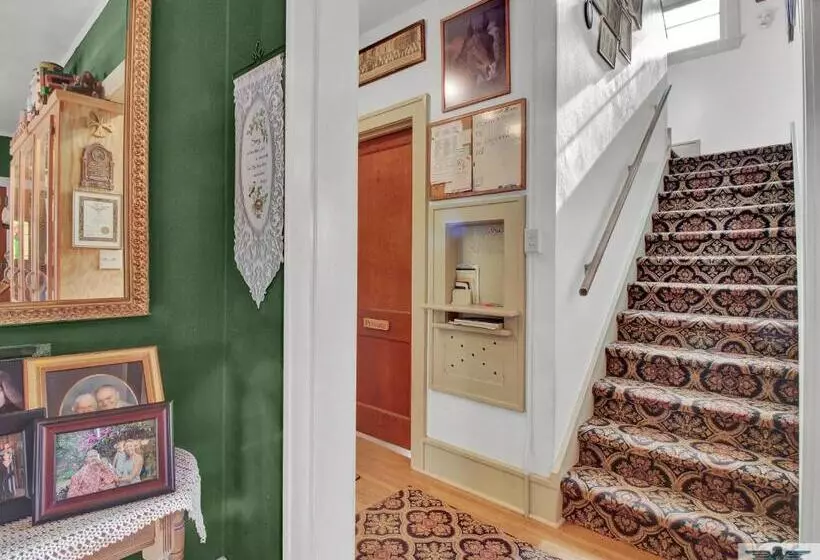 Robins Nest Bed & Breakfast