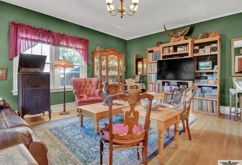 Robins Nest Bed & Breakfast