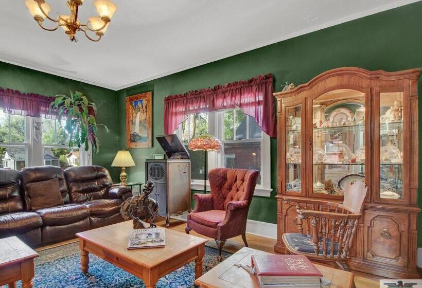 Robins Nest Bed & Breakfast