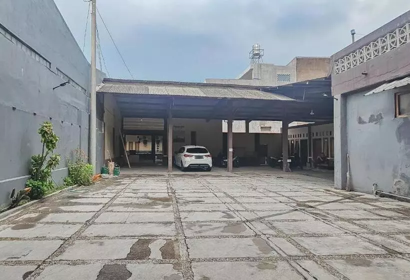 Hotelli Reddoorz Near Alun Alun Cianjur