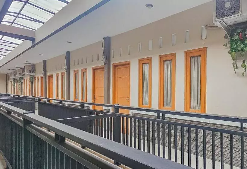 Hotelli Reddoorz Near Alun Alun Cianjur