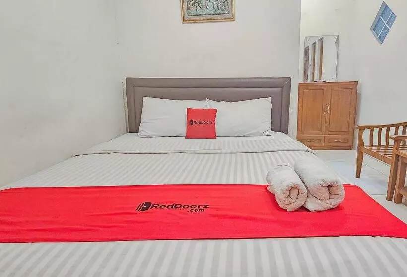 Hotelli Reddoorz Near Alun Alun Cianjur