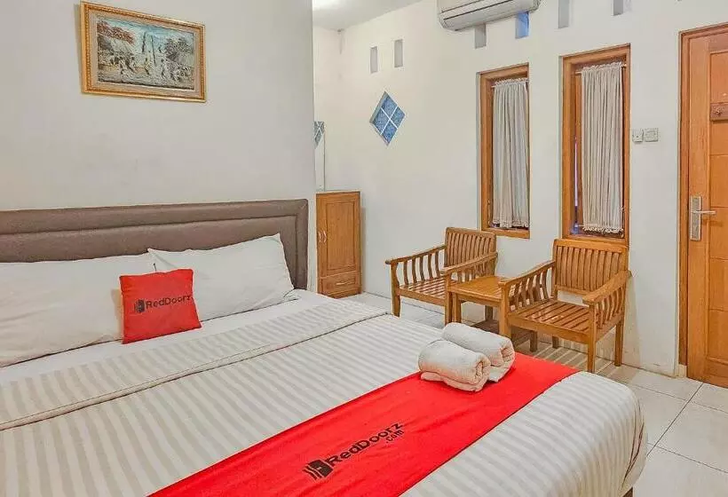 Hotelli Reddoorz Near Alun Alun Cianjur