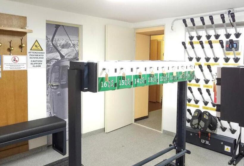 ホテル Albergo Alpenrose