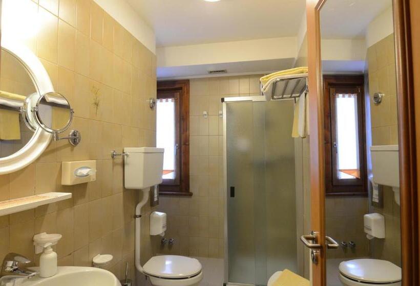 ホテル Albergo Alpenrose