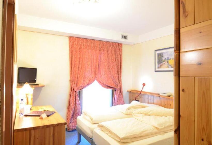 ホテル Albergo Alpenrose
