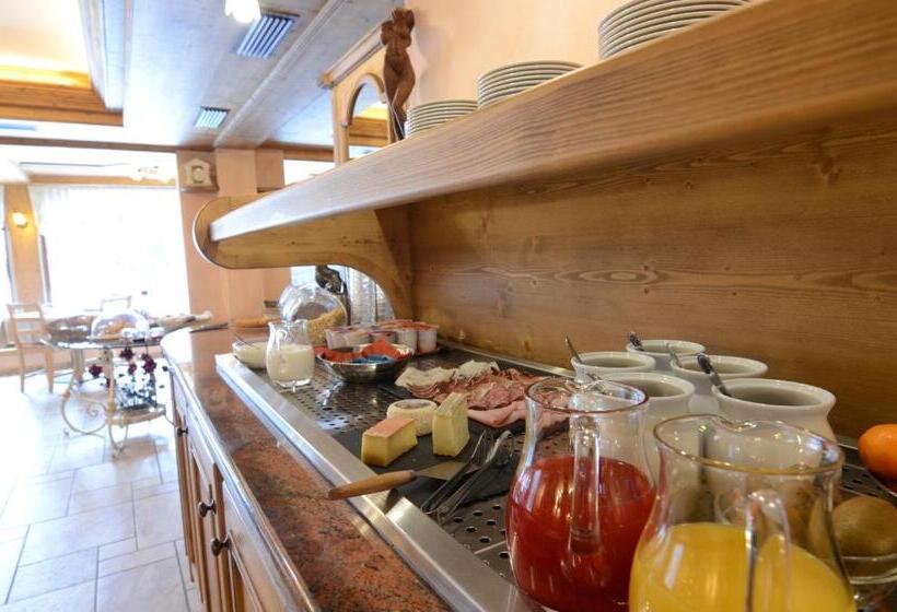 ホテル Albergo Alpenrose