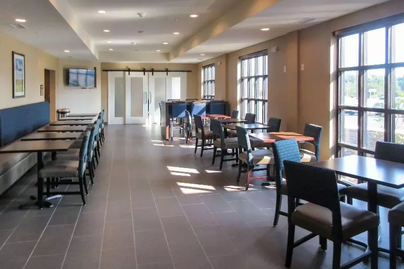 Hotelli Comfort Inn & Suites Amish Country