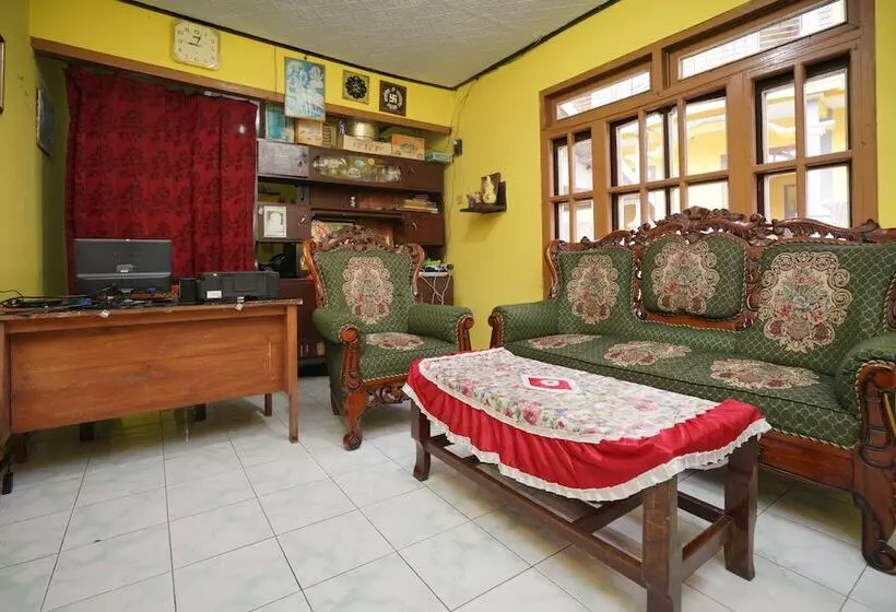 هتل Oyo 1967 Canaya Residence