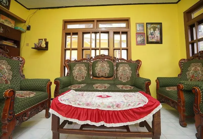 هتل Oyo 1967 Canaya Residence