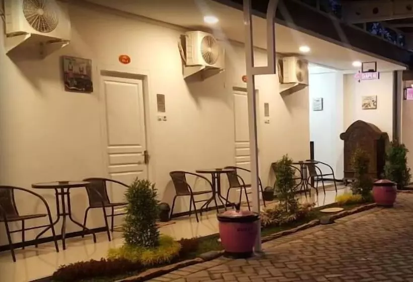 تختخواب و صبحانه Sultan Guest House & Resto Tulungagung