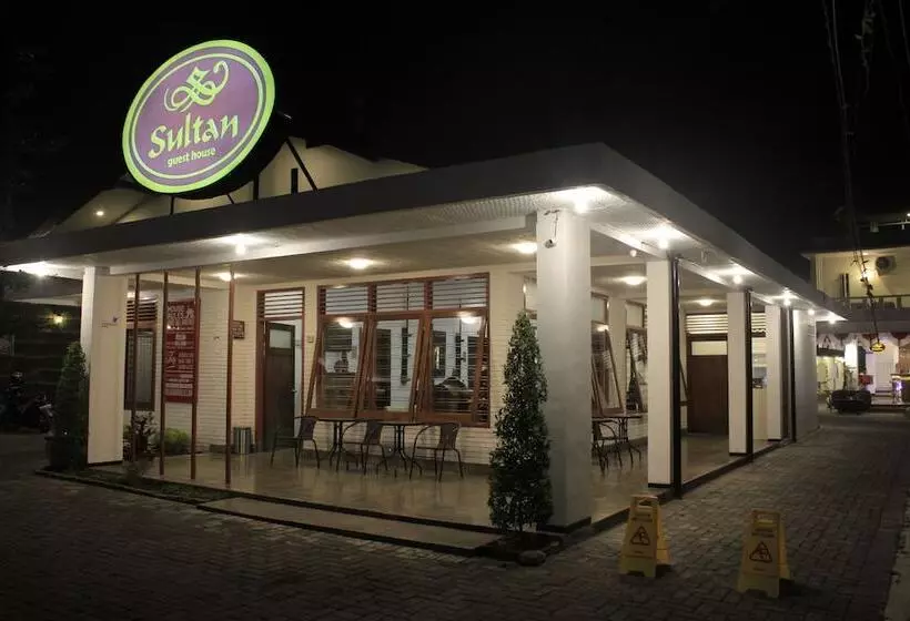 تختخواب و صبحانه Sultan Guest House & Resto Tulungagung