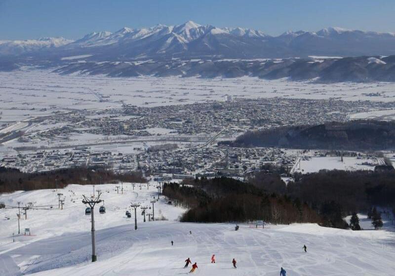 酒店 La Vista Furano Hills Hot Springs