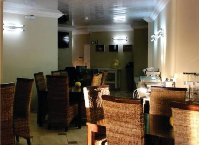 تختخواب و صبحانه Falling Waters Guest House