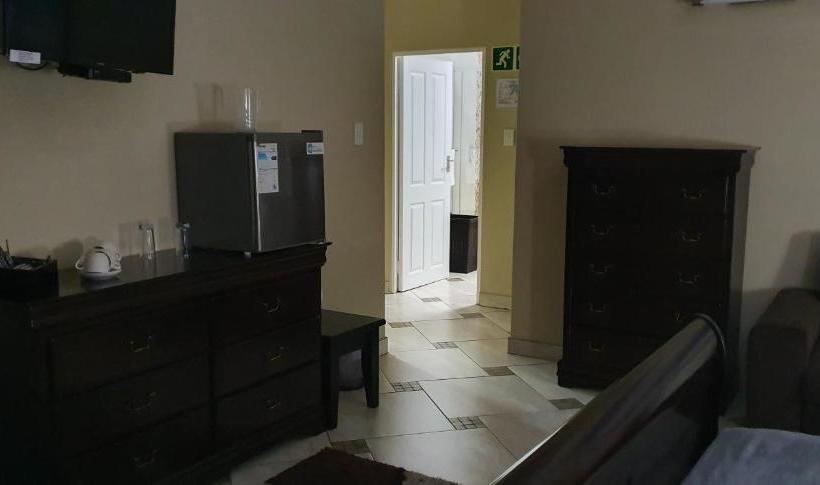 تختخواب و صبحانه Falling Waters Guest House