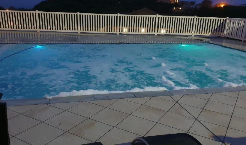 تختخواب و صبحانه Falling Waters Guest House