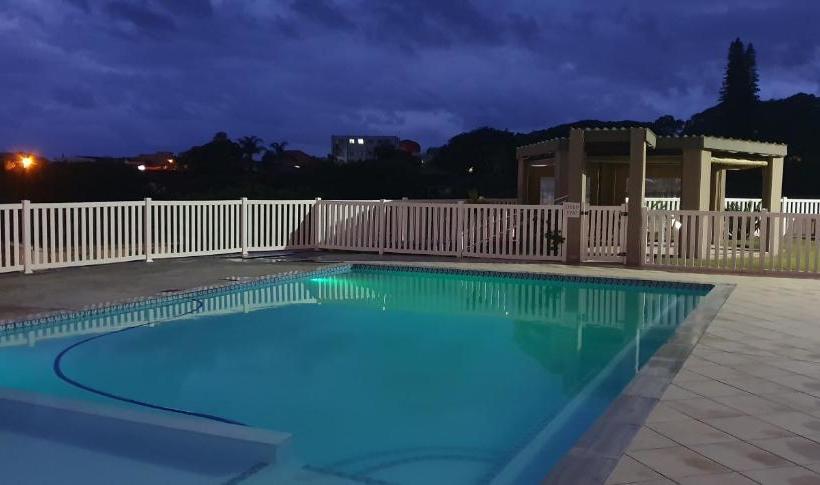 تختخواب و صبحانه Falling Waters Guest House