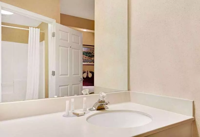 هتل Baymont By Wyndham Pearl