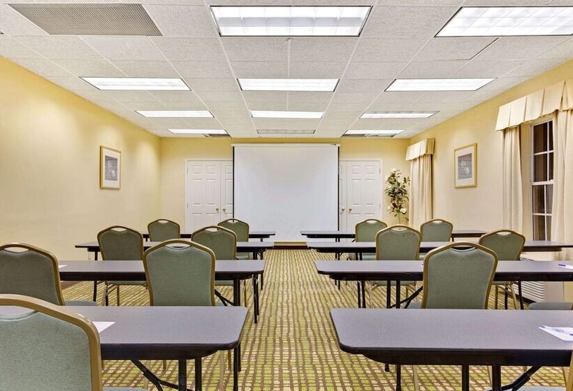 בית מלון כפרי Baymont By Wyndham Pearl