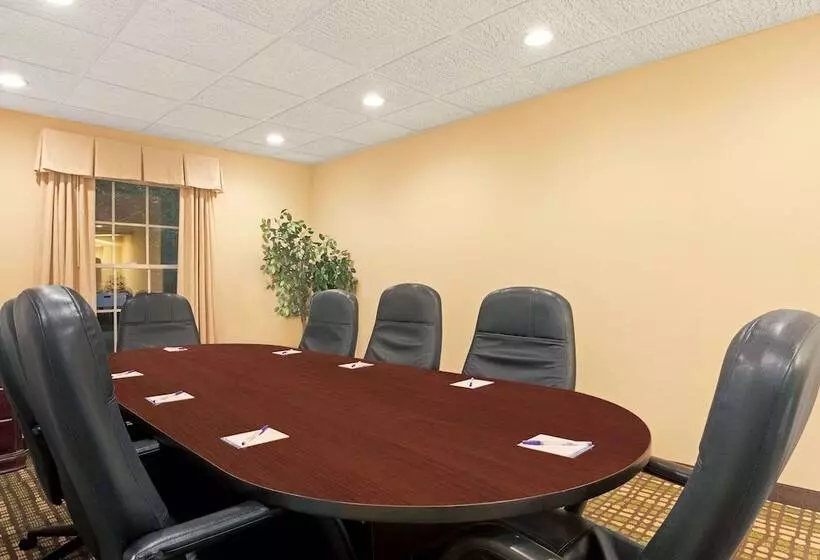 هتل Baymont By Wyndham Pearl