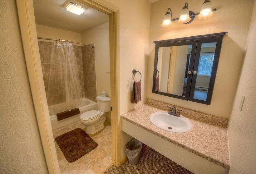 בית מלון כפרי Kenai River Lodge