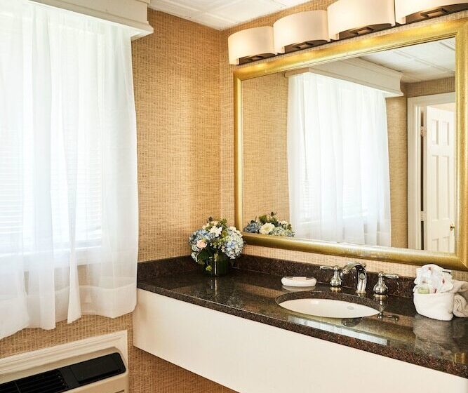 Hotelli King's Port Inn