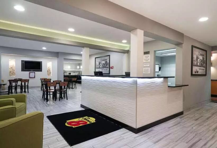 هتل Super 8 By Wyndham Rochester Mayo Clinic Area