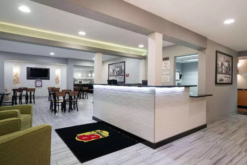 هتل Super 8 By Wyndham Rochester Mayo Clinic Area