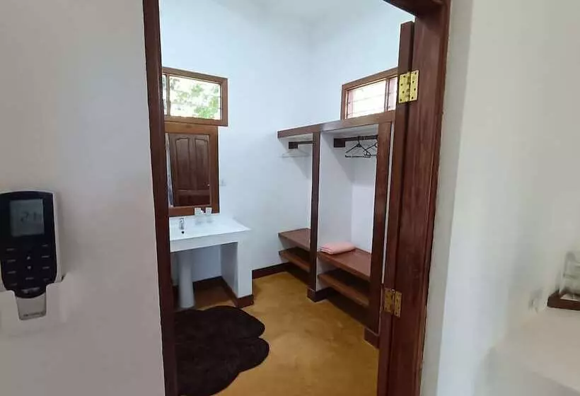 هتل Mafia Kivulini Lodge