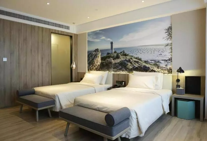 Atour Hotel High Speed Railway Station Maoming