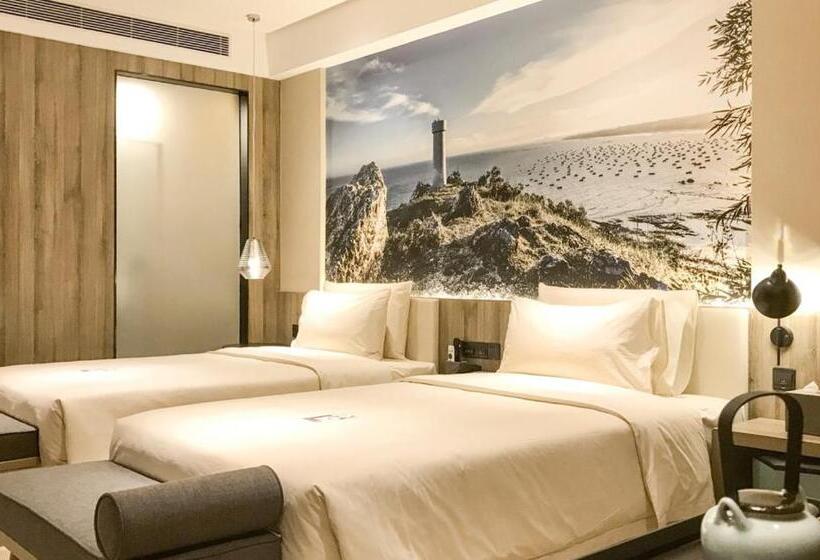 Atour Hotel High Speed Railway Station Maoming