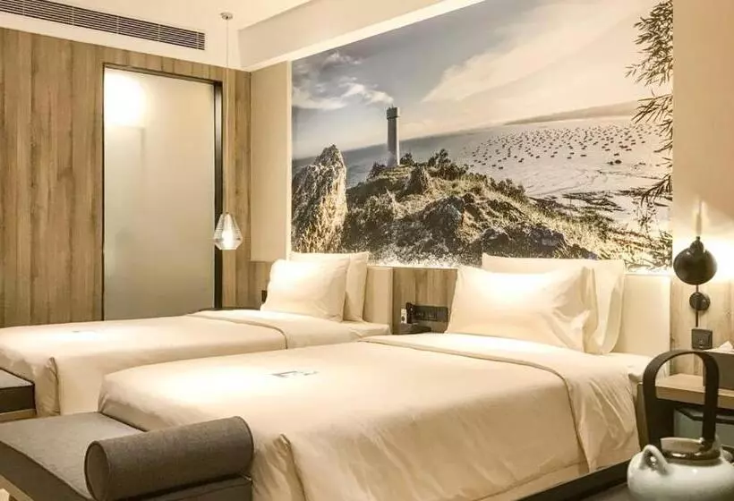 Atour Hotel High Speed Railway Station Maoming