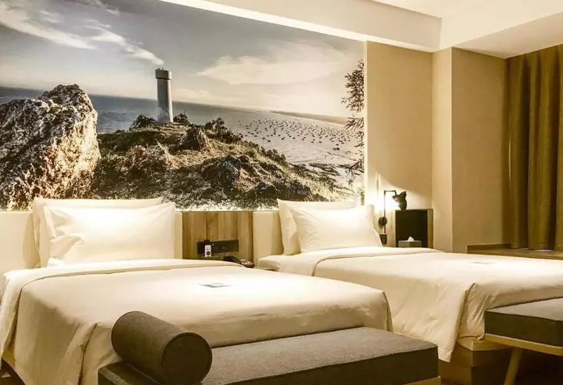 Atour Hotel High Speed Railway Station Maoming