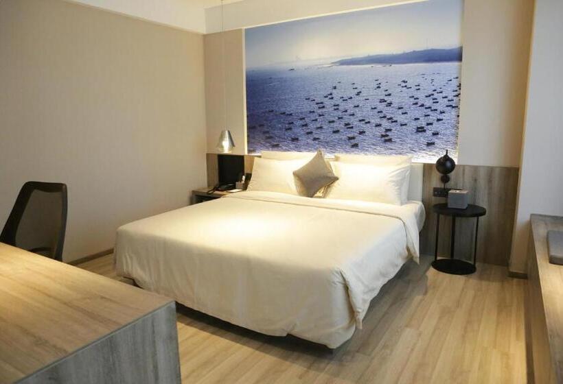 Atour Hotel High Speed Railway Station Maoming