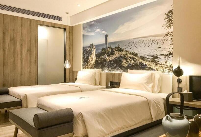 Atour Hotel High Speed Railway Station Maoming