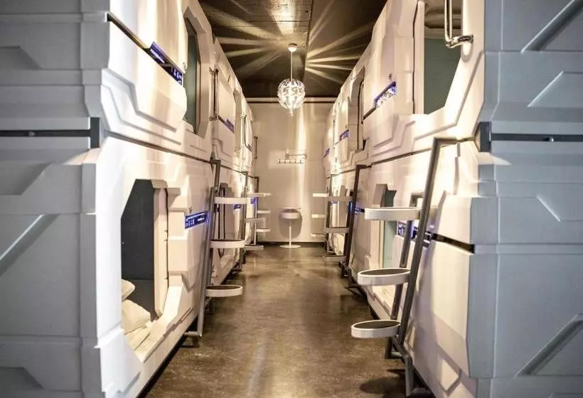 هتل کپسول Puffin Nest Capsule Hostel
