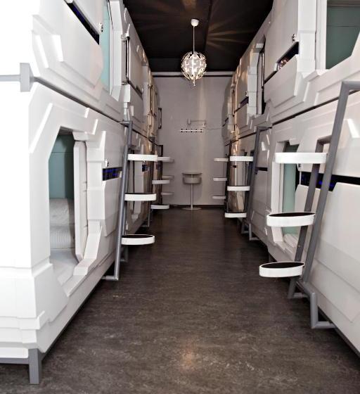 هتل کپسول Puffin Nest Capsule Hostel