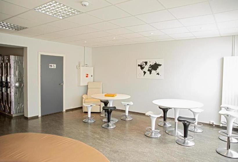 هتل کپسول Puffin Nest Capsule Hostel