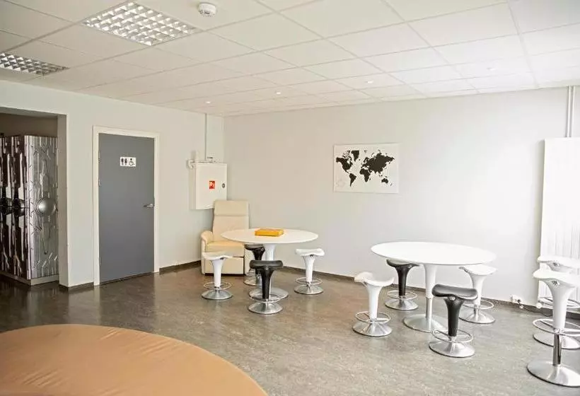 هتل کپسول Puffin Nest Capsule Hostel