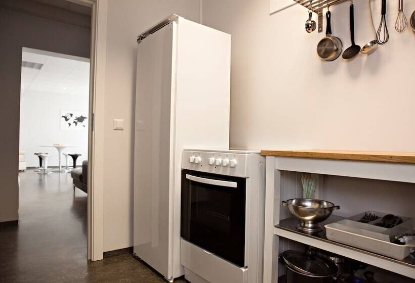 هتل کپسول Puffin Nest Capsule Hostel