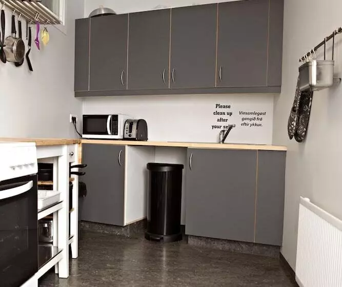 هتل کپسول Puffin Nest Capsule Hostel