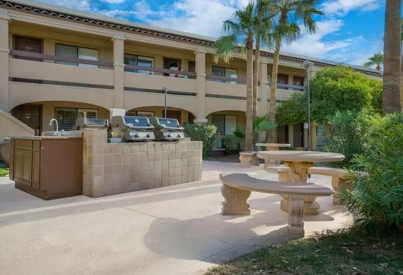 هتل La Fuente Inn & Suites