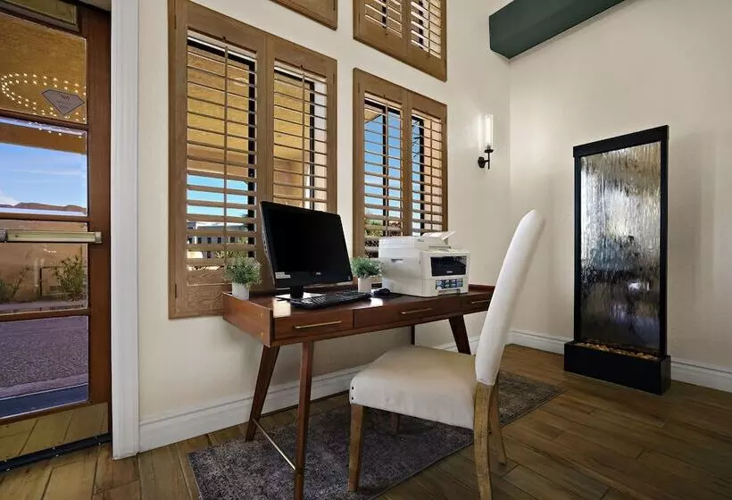 هتل La Fuente Inn & Suites