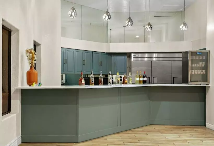 هتل La Fuente Inn & Suites