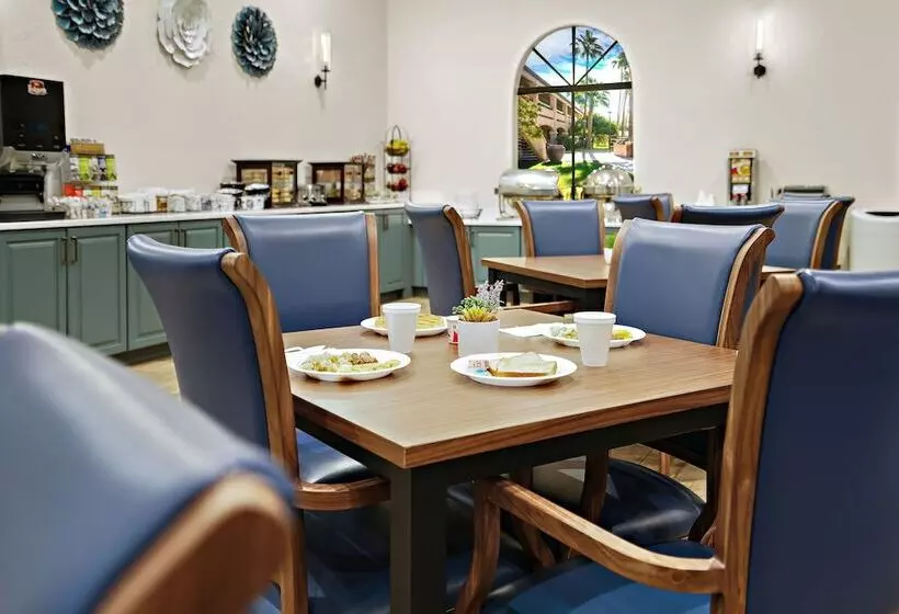 هتل La Fuente Inn & Suites